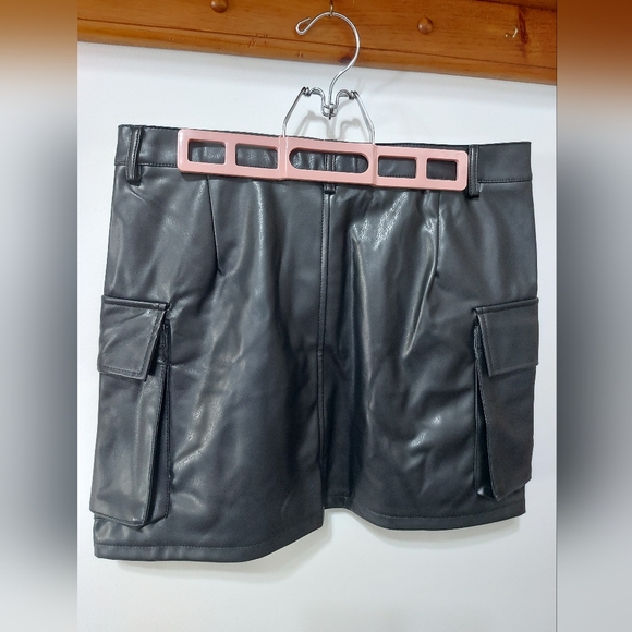 Fashion Nova faux leather skirt - Picture 3 of 11